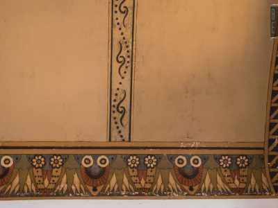 ...lungo il quale corre una fascia affrescata a motivi floreali e geometrici sui toni dell'azzurro, del verde, del rosso e del nero